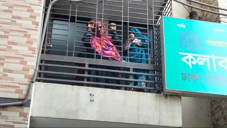 ৭ই মার্চে ৩২ নম্বরে ফুল দিতে গিয়ে আটক ৪ জন